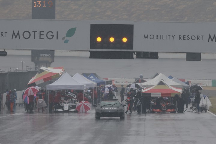 レースは赤旗中断となりマシンがコース上に並べられた