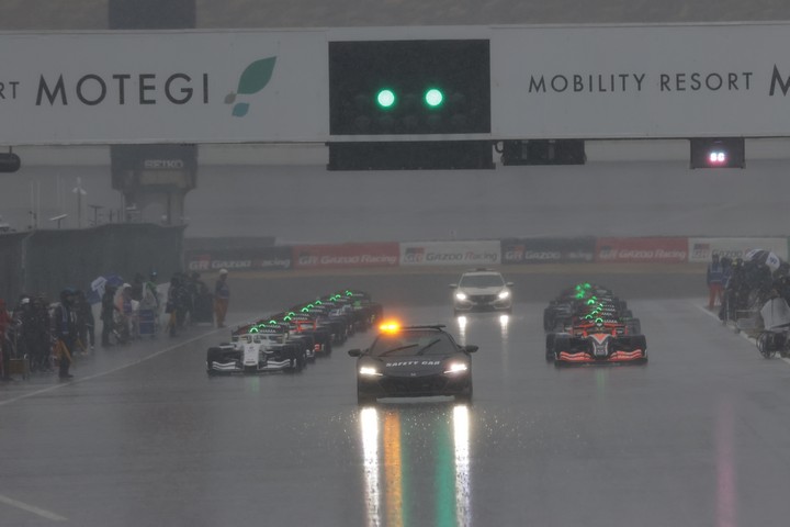 降雨のためセーフティーカースタートとなった