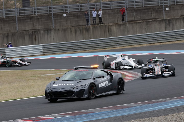 レースは序盤にセーフティーカーが導入された