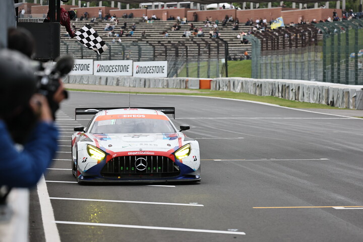 トップでフィニッシュする33号車Craft-Bamboo Racing Mercedes-AMG GT3（ジンズー・スン／太田格之進／アダリー・フォン）