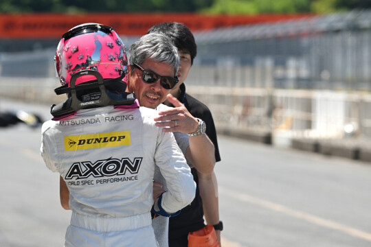 優勝した酒井龍太郎と光貞秀俊監督（MITSUSADA RACING）