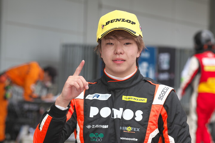 優勝した洞地遼⼤（PONOS RACING）