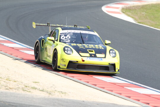 Proクラス優勝はロバート・デ・ハーン（seven x seven Racing）