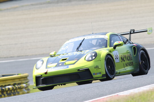 Proクラスのポールポジションはロバート・デ・ハーン(seven x seven Racing)