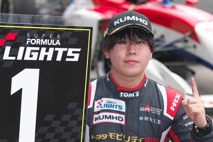 優勝した梅垣清（TOM'S）