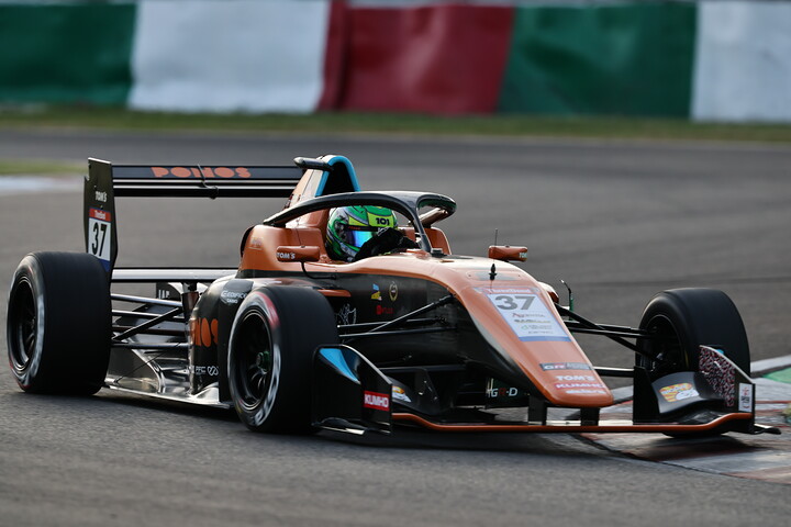 第7戦予選6位、第8戦予選5位はアクシャイ・ボーラ（PONOS Racing TOM'S SFL）