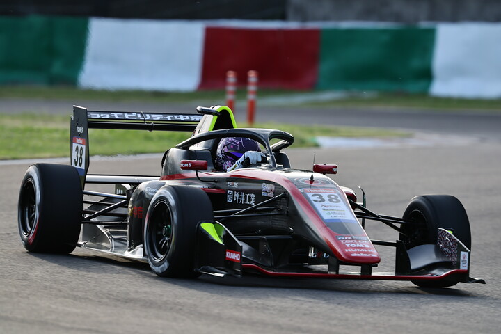 第7戦予選13位、第8戦予選4位は鈴木斗輝哉（モビリティ中京TOM'S TGR-DC SFL）