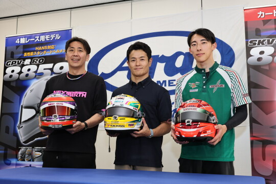 新型ヘルメットを手にする、松田次生、山本尚貴、佐藤蓮選手