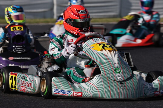 翌日のレースで新型を着用する佐藤選手