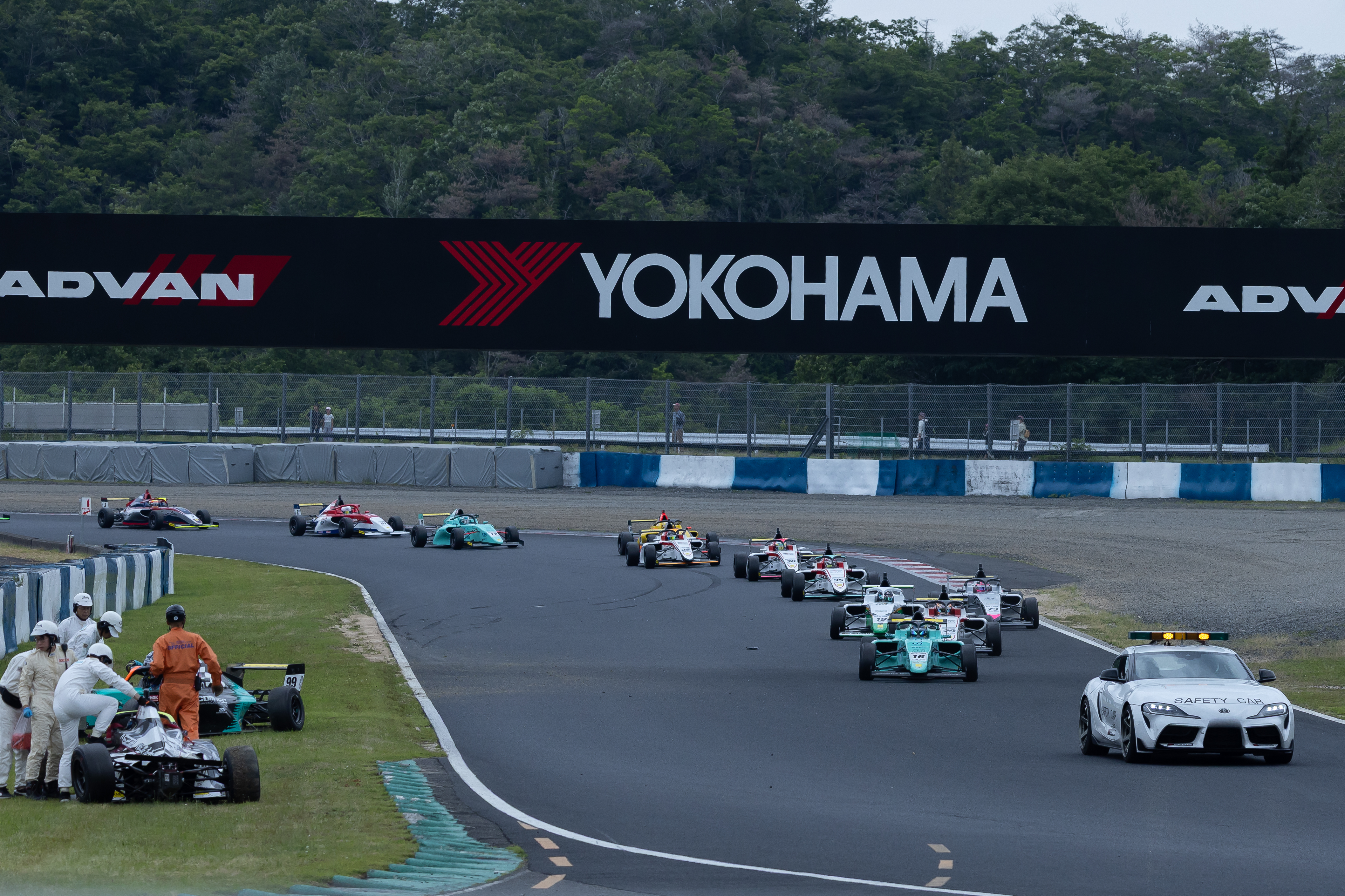 チャンピオンクラス：レースは途中セーフティーカーが導入された