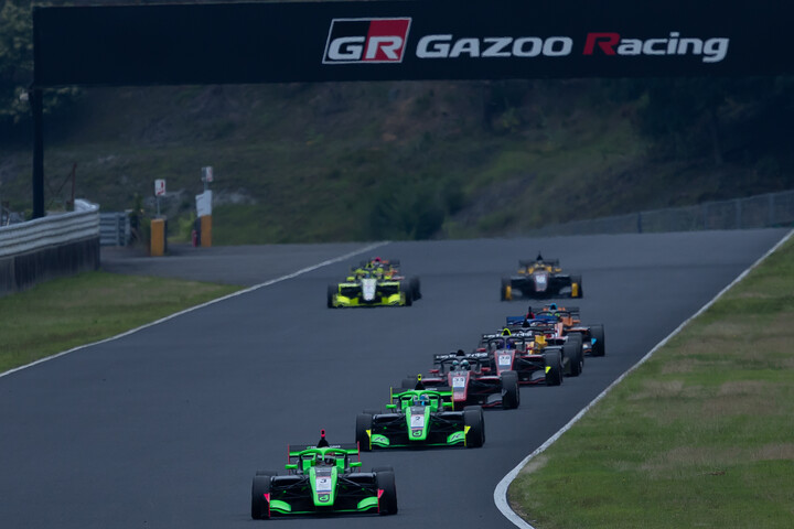 レースがスタートした