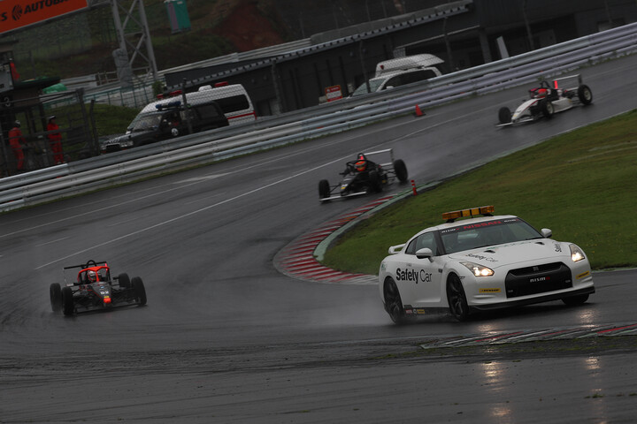 レースは突然の降雨によりセーフティーカースタートとなった