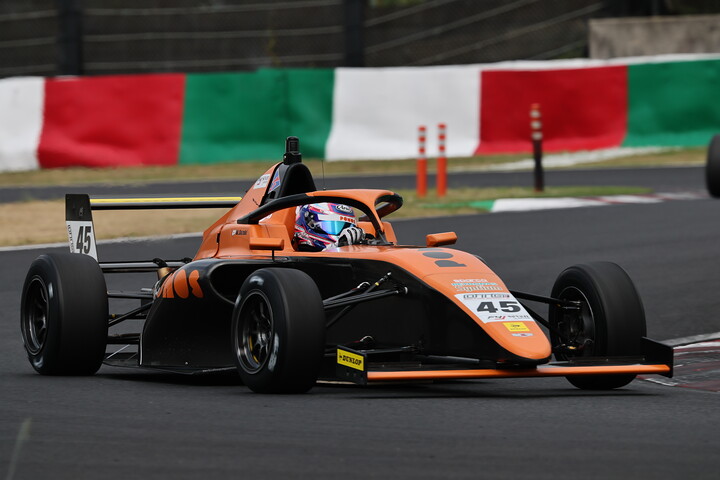 チャンピオンクラス：第7戦予選5位、第8戦予選4位は鈴木恵武（PONOS RACING）