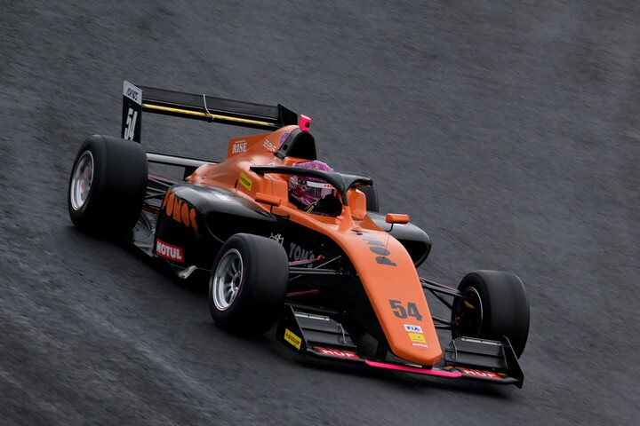 レース8、10予選2位、レース9ポールポジションは大宮賢人（PONOS RACING F111/3）
