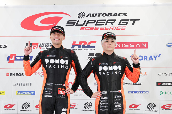 予選フォトセッション：GT300クラスでポールを獲得した篠原拓朗／川端伸太朗組（45号車・PONOS FERRARI 296 EVO）