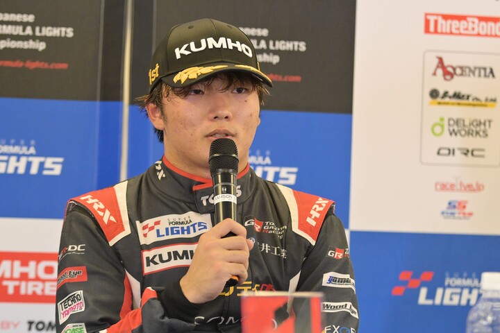 決勝記者会見：優勝した鈴木斗輝哉（TOM'S）
