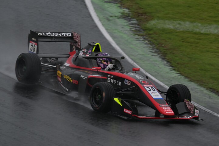 第13戦、第14戦ともポールポジションは鈴木斗輝哉（モビリティ中京TOM'S TGR-DC SFL）