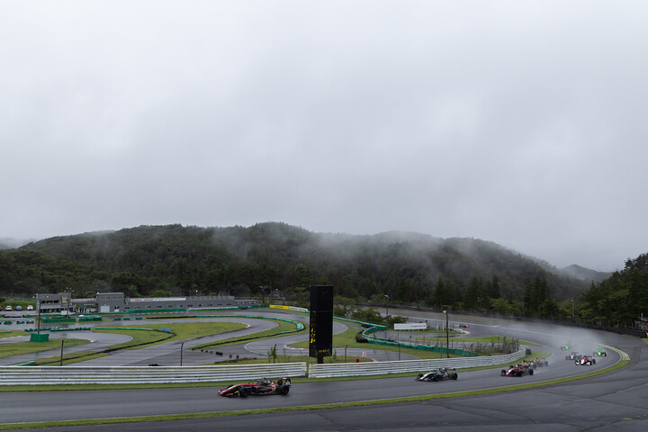 最終コーナーの隊列