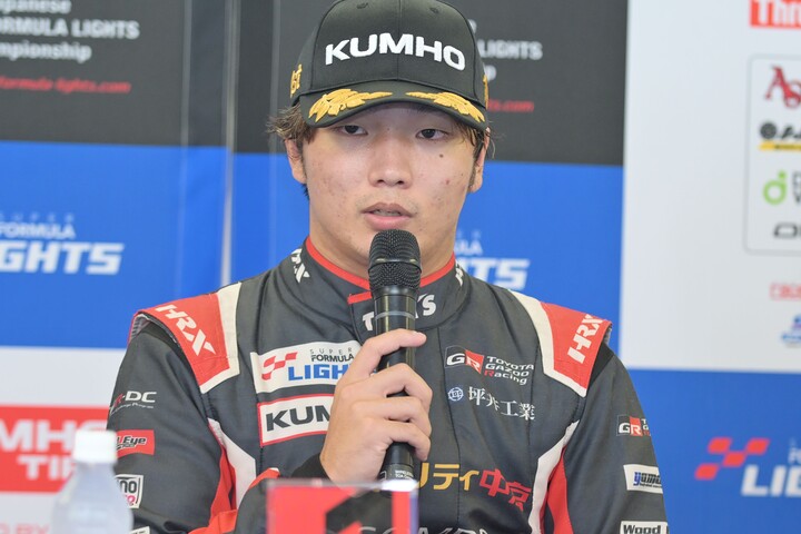 決勝記者会見：優勝した鈴木斗輝哉（TOM'S）