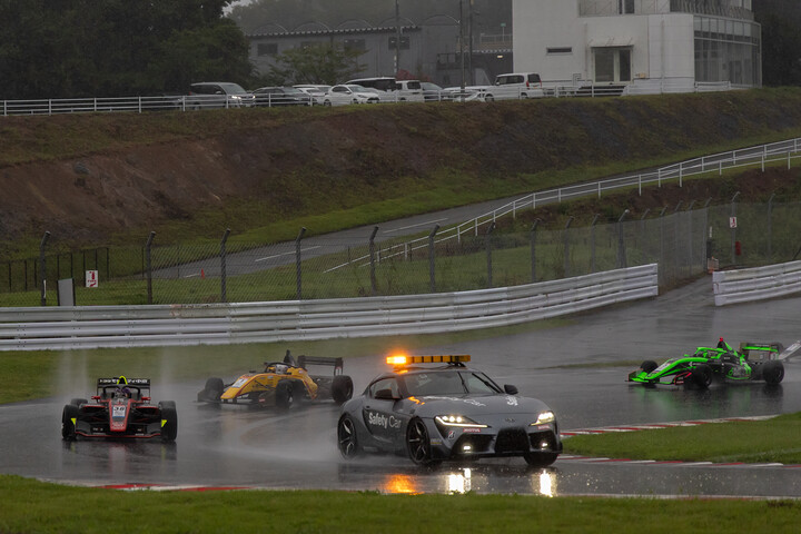 レースはセーフティーカー先導の後、赤旗打ち切りとなった