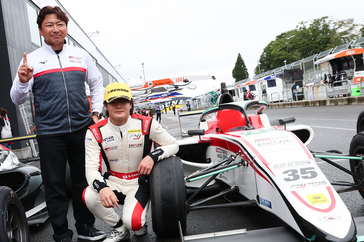 チャンピオン：優勝した酒井涼（TGR-DC Racing School）