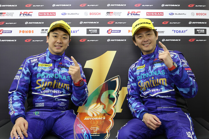 決勝フォトセッション：GT500クラスで優勝した吉本大樹／河野駿佑組（60号車・Syntium LMcorsa LC500 GT）
