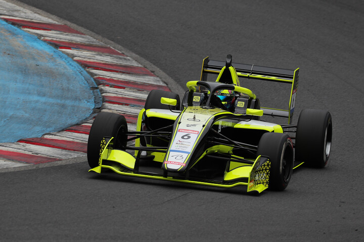 マスタークラス優勝はケン・アレックス（BUZZ RACING）