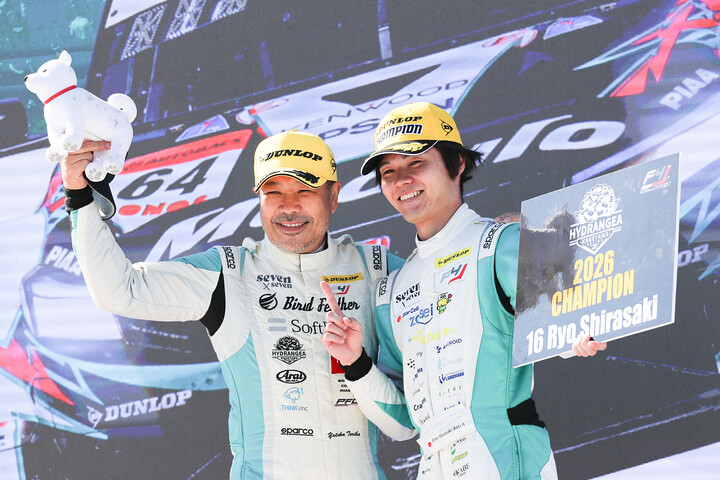 チャンピオンクラス：チャンピオンを獲得した白崎稜（HYDRANGEA Kageyama Racing）（右）