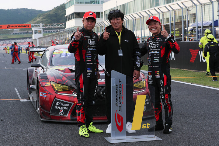 GT300クラス：優勝した新田守男／高木真一組（K-tunes Racing）