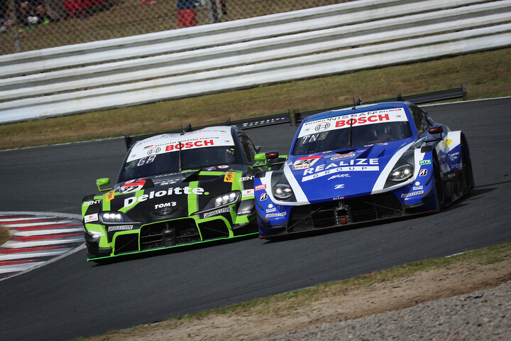 GT500クラス：37号車Deloitte TOM'S GR Supra vs 24号車リアライズコーポレーションZ