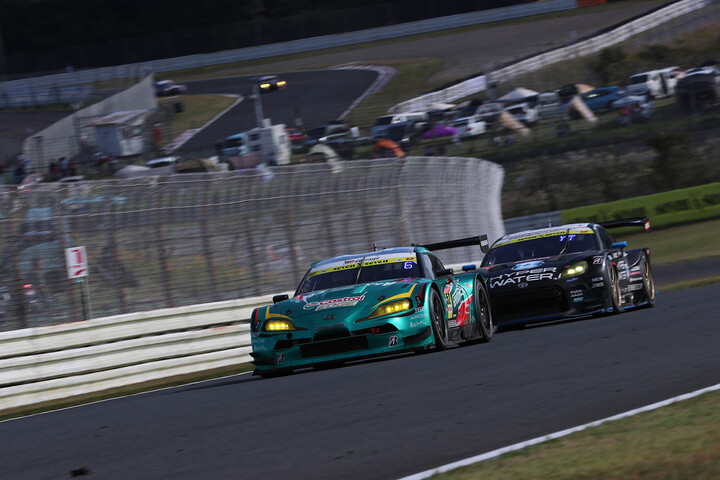 GT300クラス：52号車Green Brave GR Supra GT vs 2号車HYPER WATER INGING GR86 GT