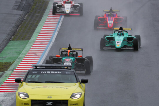チャンピオンクラス:レースは途中セーフティーカーが導入された チャンピオンクラス:レースは途中セーフティーカーが導入された