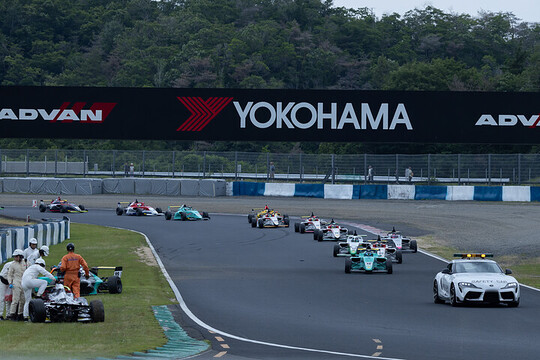 チャンピオンクラス:レースは途中セーフティーカーが導入された チャンピオンクラス:レースは途中セーフティーカーが導入された
