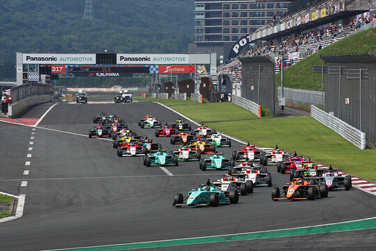 チャンピオンクラス:決勝のスタートシーン チャンピオンクラス:決勝のスタートシーン