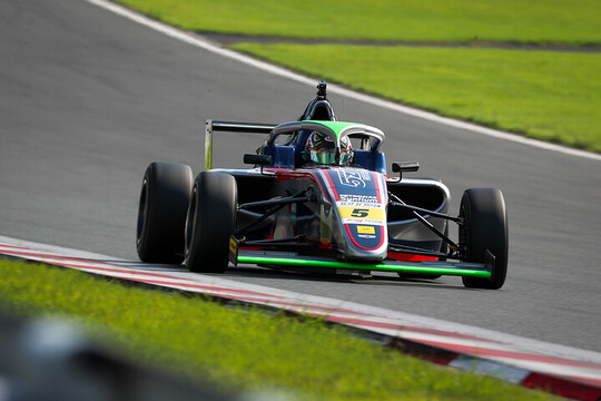 インディペンデントクラス：決勝2位のHIROBON（TEAM 5ZIGEN F4）