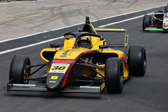 インディペンデントクラス:第7戦、第8戦とも予選5位はDRAGON(B-MAX TEAM DRAGON) インディペンデントクラス:第7戦、第8戦とも予選5位はDRAGON(B-MAX TEAM DRAGON)