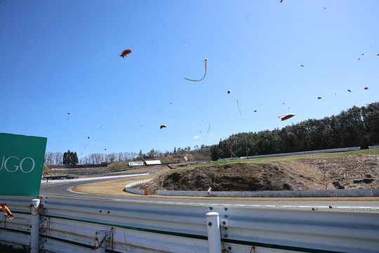 強風のため予選はキャンセルされた（強風で舞い散る飛散物）