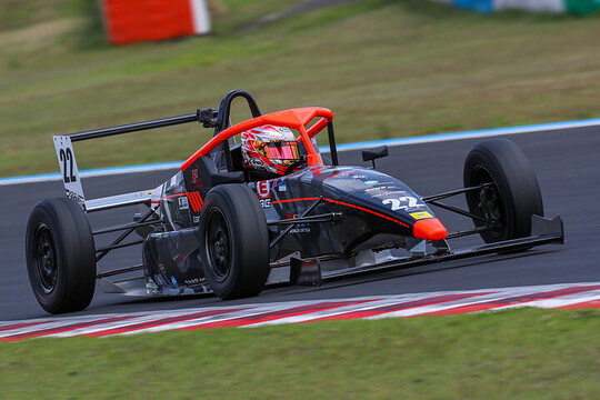 FJ1500：ポールポジションは酒井翔太（ファーストガレージ）