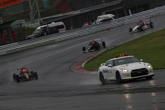 レースは突然の降雨によりセーフティーカースタートとなった レースは突然の降雨によりセーフティーカースタートとなった