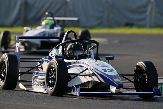ジェントルマンクラス:ポールポジションは小嶋健太郎(Rn-spots ELPA制動屋KK-F) ジェントルマンクラス:ポールポジションは小嶋健太郎(Rn-spots ELPA制動屋KK-F)