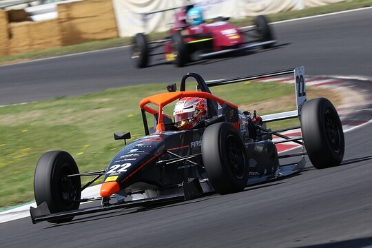 FJ1500：ポールポジションは酒井翔太（ファーストガレージKK-F）