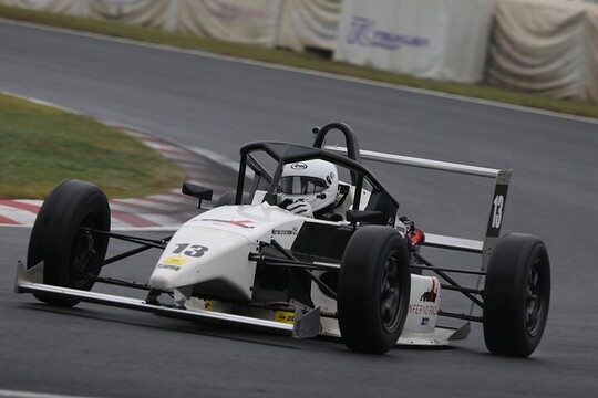 FJ1500:予選3位はクリストファー・デワン(InfernoR. KK-F) FJ1500:予選3位はクリストファー・デワン(InfernoR. KK-F)