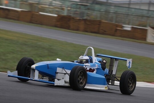 S-FJ:ポールポジションは秋山健也(スーパーウィンズKKS2) S-FJ:ポールポジションは秋山健也(スーパーウィンズKKS2)