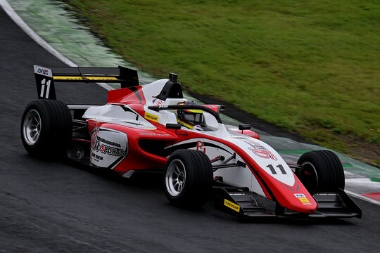 マスタークラスレース9、10ポールポジションは植田正幸（Rn-sports F111/3）