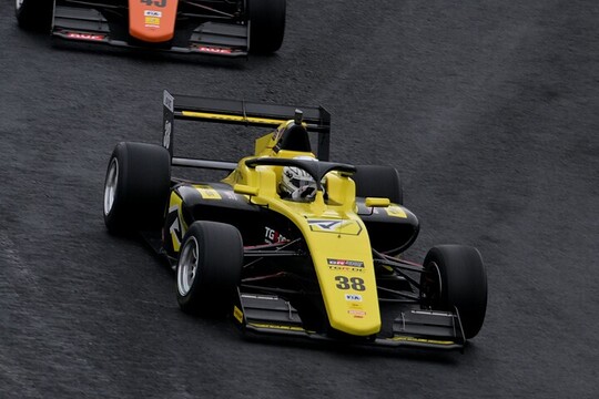 レース8予選3位、レース10予選9位、レース9予選5位は武藤雅奈（マツモトキヨシTOM\'S TGR-DC FR）