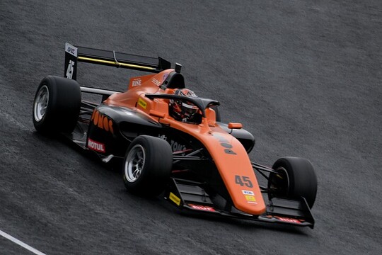 レース8予選5位、レース10、9予選3位は洞地遼⼤（PONOS RACING F111/3）