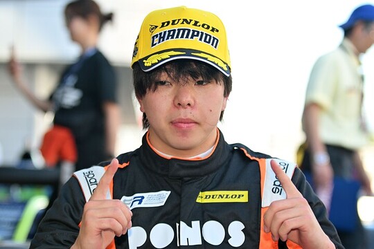 チャンピオンを獲得した洞地遼⼤(PONOS RACING) チャンピオンを獲得した洞地遼⼤(PONOS RACING)