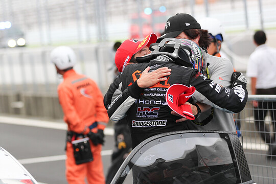 GT500クラス：優勝して抱き合う山本尚貴と牧野任祐（STANLEY TEAM KUNIMITSU）