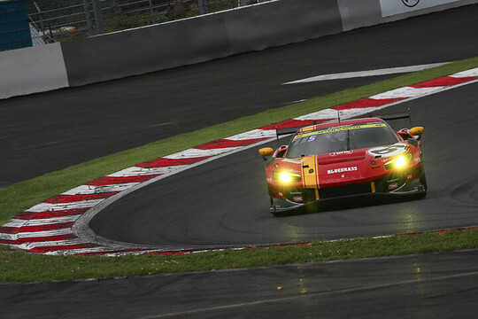 GT300クラス予選3位はUNI-ROBO BLUEGRASS FERRARI(片山義章/ニコラス・クルッテン) GT300クラス予選3位はUNI-ROBO BLUEGRASS FERRARI(片山義章/ニコラス・クルッテン)