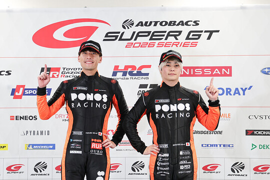 予選フォトセッション:GT300クラスでポールを獲得した篠原拓朗/川端伸太朗組(45号車・PONOS FERRARI 296 EVO) 予選フォトセッション:GT300クラスでポールを獲得した篠原拓朗/川端伸太朗組(45号車・PONOS FERRARI 296 EVO)